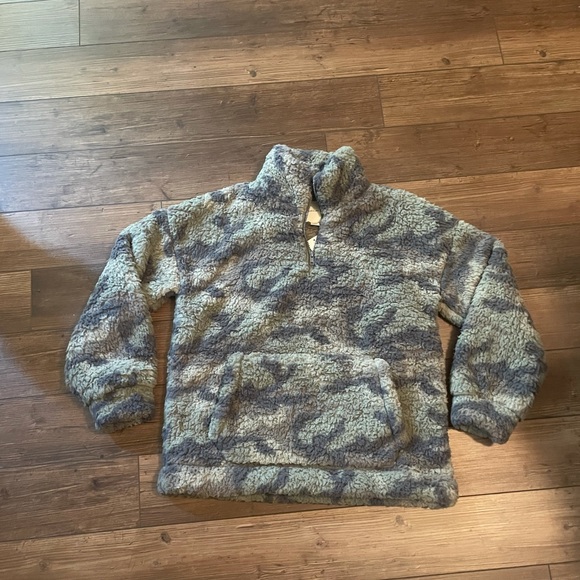 American Eagle Outfitters Jackets & Blazers - Camo Sherpa American Eagle jacket.